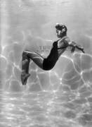 Esther Williams effectuant une accrobatie aquatique (Keystone) - Muzeo.com