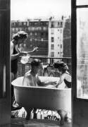 Famille se baignant sur son balcon à Paris (Keystone) - Muzeo.com
