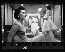 Femme assise sur une chaise tandis qu'une autre femme confectionne une robe (Stanley Kubrick) - Muzeo.com