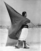 Femme avec un drapeau, Mexico (Tina Modotti) - Muzeo.com