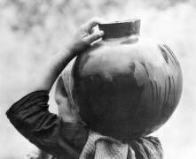 Femme avec une casserole, Mexico (Tina Modotti) - Muzeo.com