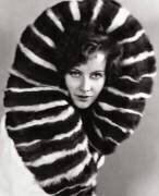 Greta Garbo (un boa en plumes autour du cou)  Actress (1905-1990) (anonyme) - Muzeo.com