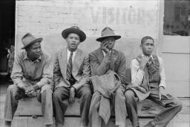 Hommes noirs assis sur un banc dans une rue de Waco, Texas (Dorothea Lange) - Muzeo.com