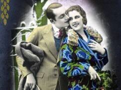 Jeune homme embrassant une jeune femme - carte postale (anonyme) - Muzeo.com