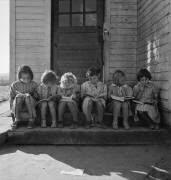 Jeunes filles révisant leur leçon de lecture (Dorothea Lange) - Muzeo.com