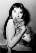 Juliette Greco lors d'une exposition féline (Rue des Archives) - Muzeo.com