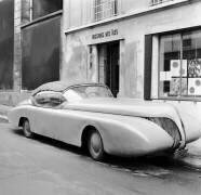 La Baleine, voiture créée par le designer industriel français Paul Arzens (Rue des Archives) - Muzeo.com