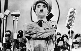 Le comedien Charlie Chaplin (Charlot) interpretant Adenoid Hynkel (dictateur de Tomanie) dans le film 
