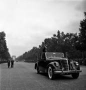 Le président français Vincent Auriol sur les Champs Elysées (Rue des Archives) - Muzeo.com