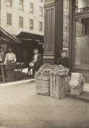 Lena Lochiavo, 11 ans, vendeuse de paniers et de bretzels au marché de la sixième rue en face de l'entrée d'un Saloon, Cincinnati, Ohio, Août 1908 (Lewis Wickes Hine) - Muzeo.com