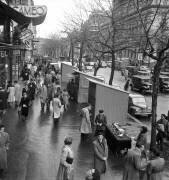 Marché de Noël Boulevard des Italiens, 17 Décembre 1949 (Rue des Archives) - Muzeo.com