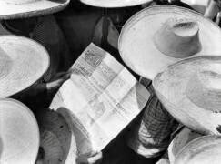 Paysans lisant El Machete, Mexique, 1929 (Tina Modotti) - Muzeo.com