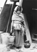 Petite fille portant de l'eau, Mexique (Tina Modotti) - Muzeo.com