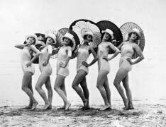 Pin-up sur la plage en maillot de bain (anonyme) - Muzeo.com