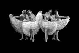 Quatre danseuses en robe a volant et escarpins. (anonyme) - Muzeo.com