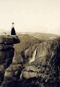 Regardant à travers la vallée de Yosemite Falls (Underwood & Underwood) - Muzeo.com