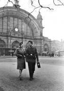 Seconde Guerre mondiale / Soldat allemand en permission, avec sa petite amie (anonyme) - Muzeo.com