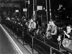 Travailleurs sur la ligne de montage pour boîte de vitesses (Rue des Archives) - Muzeo.com