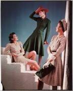 Trois femmes présentant le dernière collection de mode (anonyme) - Muzeo.com