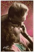 Un couple d'amoureux embrasses passionement, la femme leve la tete vers l'homme qui l'embrasse. (anonyme) - Muzeo.com