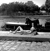 Une baigneuse sur les bords de Seine à Paris (Rue des Archives) - Muzeo.com