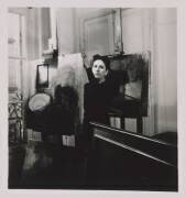 Vue de l'atelier de Dora Maar, rue de Savoie : Dora Maar derrière son chevalet (anonyme) - Muzeo.com