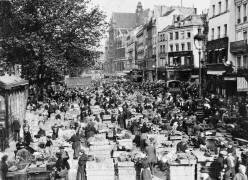 Vues presque identiques d'un marché de rue à Paris (anonyme) - Muzeo.com