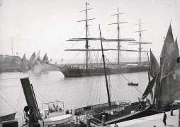 [Bateau Le Havre dans un port] (anonymous) - Muzeo.com