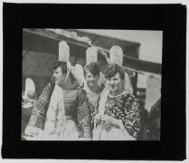 Bretonnes en costume traditionnel (anonymous) - Muzeo.com