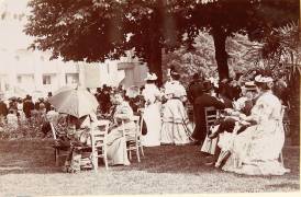 Gens assis en plein air, champs de courses (Henri Lemoine) - Muzeo.com
