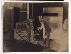 Henri Le Secq et une petite fille faisant l'aumône au joueur d'orgue de barbarie (Charles Nègre) - Muzeo.com