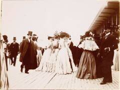 Hommes et femmes au champs de courses (Henri Lemoine) - Muzeo.com