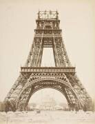 La Tour Eiffel jusqu'au dessus de la 2ème plate forme. Au second plan, le palais du Trocadéro. (Louis-Emile Durandelle) - Muzeo.com
