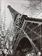 La tour Eiffel vue d'en bas (Paul Joseph Albert Chevojon) - Muzeo.com