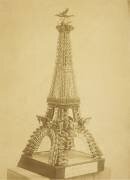 Tour Eiffel construite en armes et pièces d'armes (anonymous) - Muzeo.com