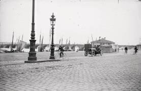 [Voiture avec, en arrière-plan, le Pont de pierre] (anonymous) - Muzeo.com