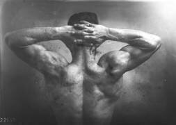 Gordon Dukes [vue des muscles dorsaux du perchiste américain] (Agence Rol) - Muzeo.com