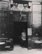 Au Réveil Matin, rue Amelot, 11e Arrondissement, Paris (Eugène Atget) - Muzeo.com
