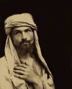 Autoportrait du Baron Wilhelm von Gloeden (1856 – 1931) en costume Arabe (Wilhelm von Gloeden) - Muzeo.com