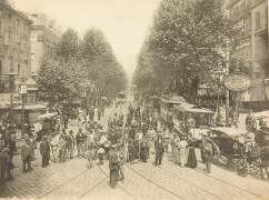 Boulevard parisien avec foule, voitures à cheval et tramway (anonyme) - Muzeo.com