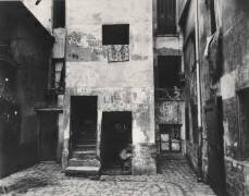 Cour, 41 rue Broca, Paris, 5e Arrondissement (Eugène Atget) - Muzeo.com