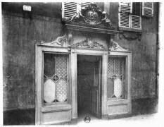 Entrée d'un bordel à Paris, 106 rue de Suffren (Eugène Atget) - Muzeo.com