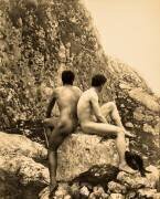 Etude de deux hommes nus dos à dos (Wilhelm von Gloeden) - Muzeo.com