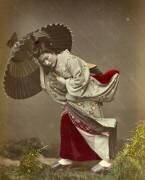 Femme surprise par la pluie (Kusakabe Kimbei) - Muzeo.com