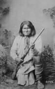 Geronimo tenant un fusil (anonyme) - Muzeo.com
