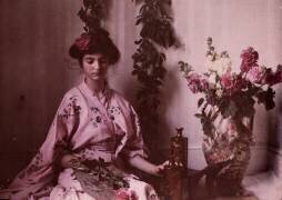 Girl in a kimono (Etheldreda Janet Laing) - Muzeo.com
