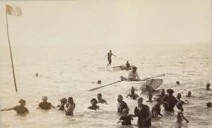Groupe de baigneurs debout ou nageant dans la mer, et une barque (Gustave Eiffel) - Muzeo.com