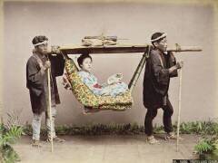 Geisha japonaise transportée dans une litière (Kusakabe Kimbei) - Muzeo.com