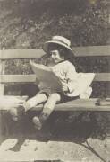 Jeune enfant lisant sur un banc (anonyme) - Muzeo.com