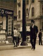 Jeune vendeur de journaux reclamant des coupons de tabac (Lewis Wickes Hine) - Muzeo.com